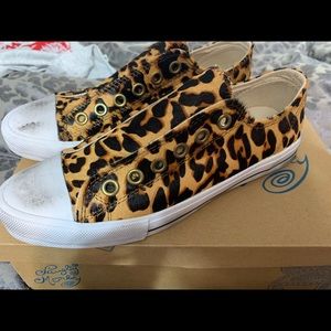 Women’s naughty monkey leopard shoe 8.5